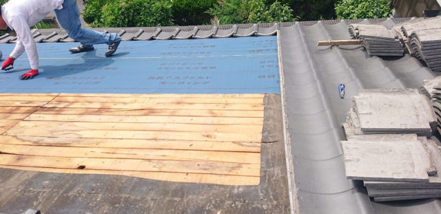 新しい防水シートを張る