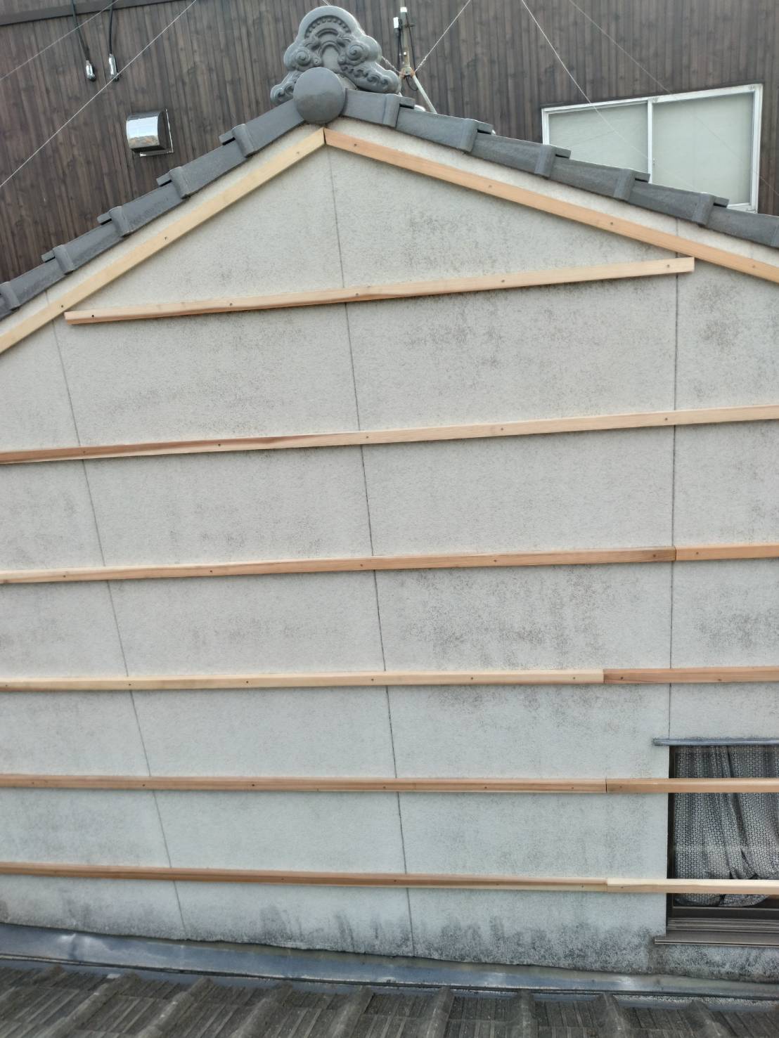 高松市　外壁下地材設置の様子（棟部）