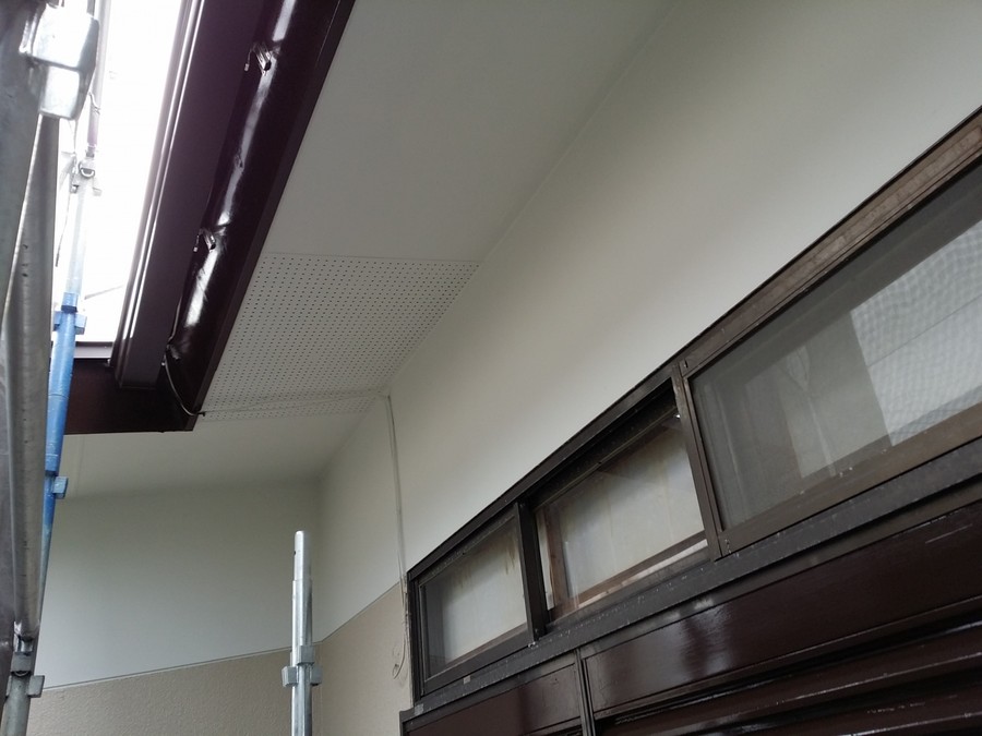 サッシまわりと軒天塗装