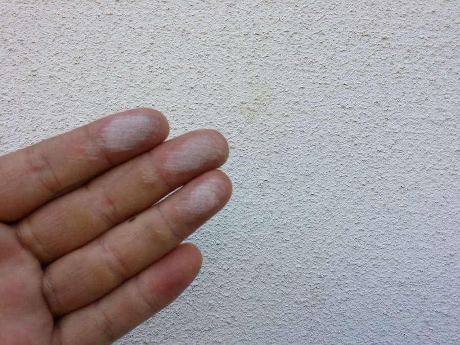 壁をさわると真っ白