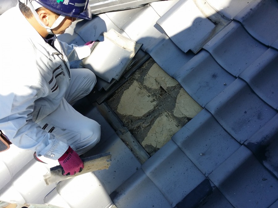 瓦の下に施工された葺き土(ふきど)