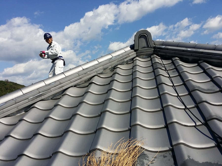 青空の下で屋根点検