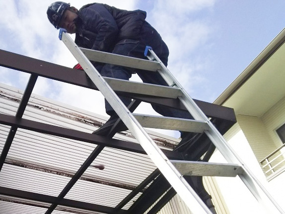 ハシゴを使って無料屋根調査中