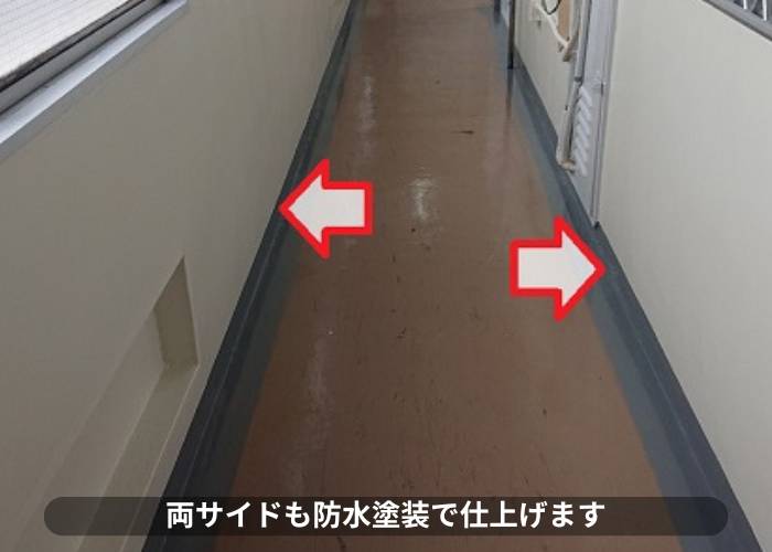 マンションン廊下の端部に防水塗装をしている様子