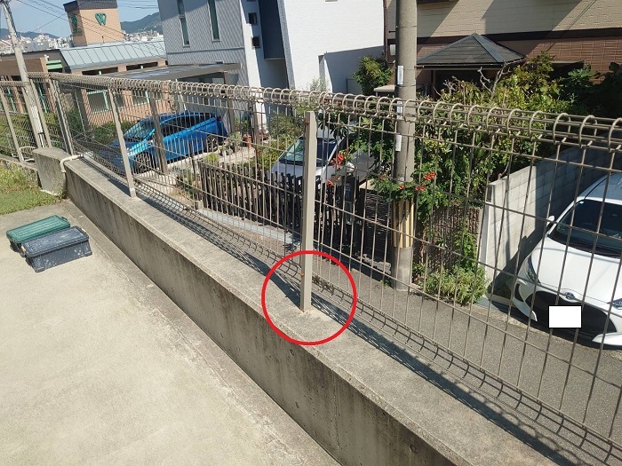 大阪市で庭の変形したフェンスの部分補修を行う前の様子