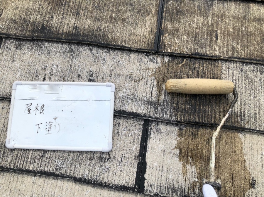 屋根面にプライマー塗布中