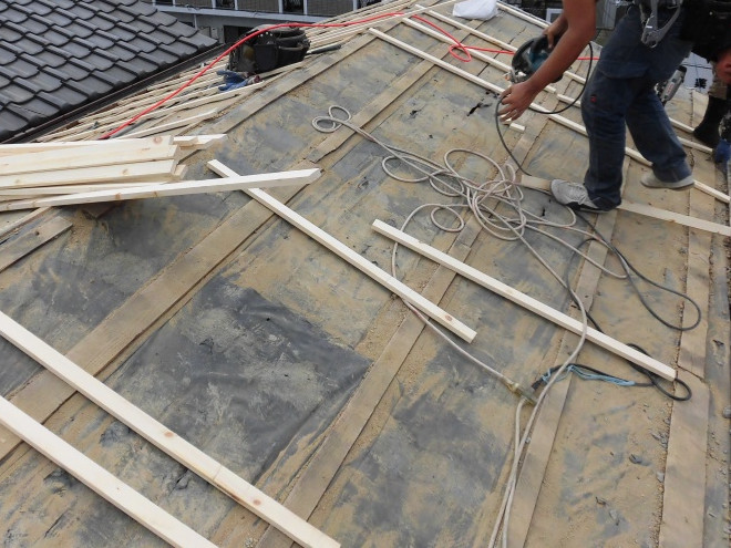 屋根下地に垂木を固定中