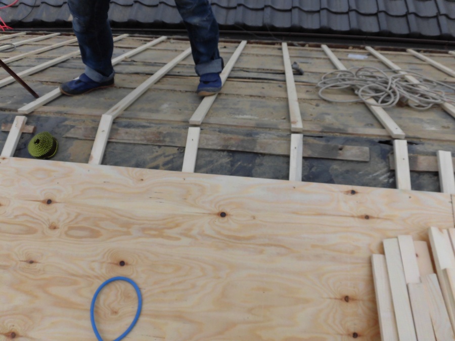 野地板として構造用合板を垂木に固定中