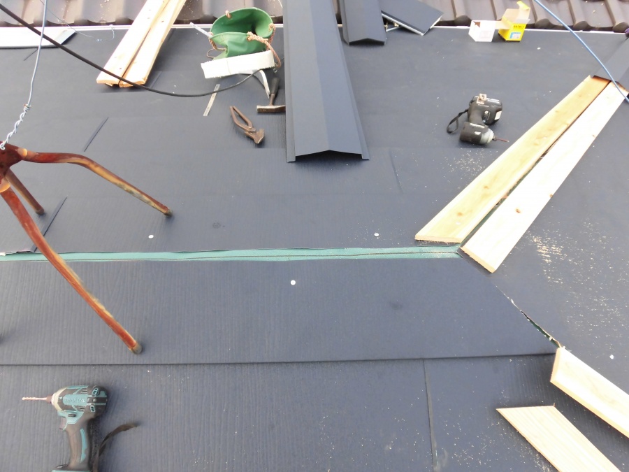 棟に貫板を固定中