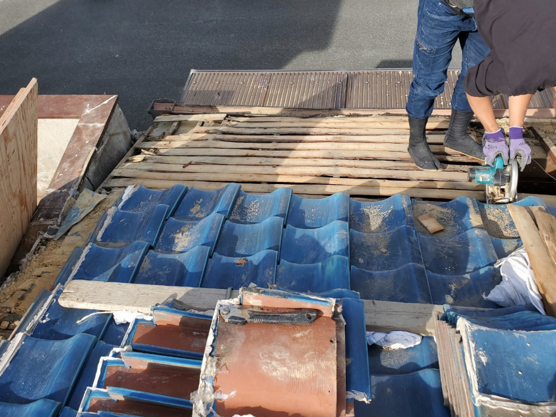 傷んだ屋根下地を撤去