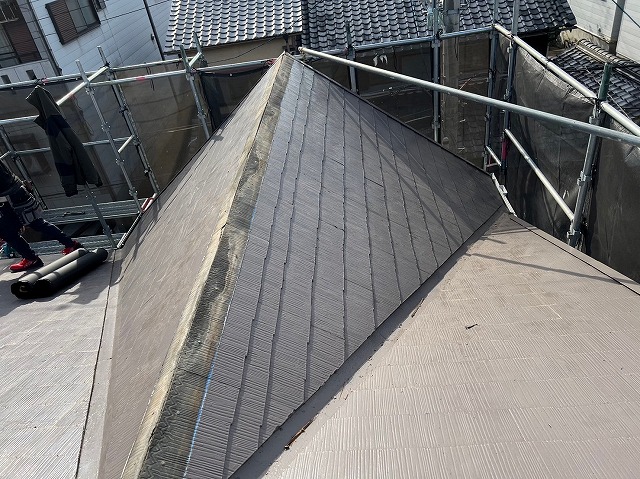 カバー工法中のコロニアル屋根