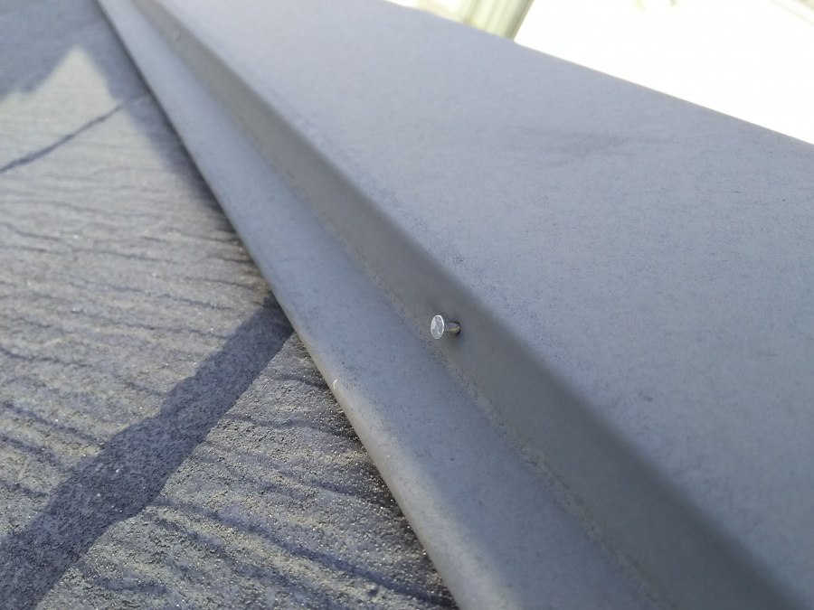 板金から飛び出したビス