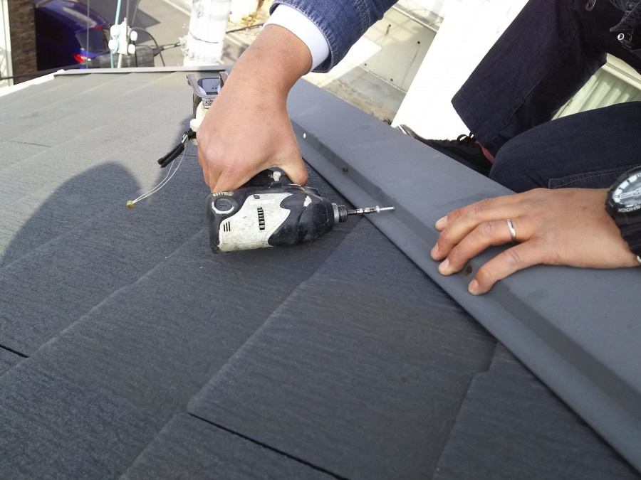 飛び出したビスの補修