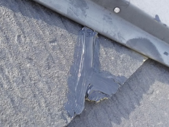 割れを修繕したスレート屋根