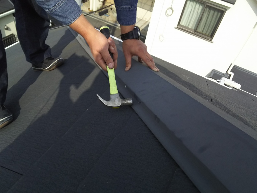 飛び出したビスの補修