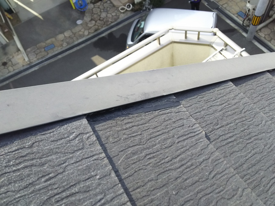 割れたスレートのコーキング剤処理