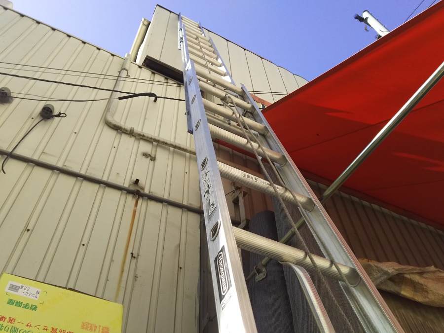 ハシゴがかけられた建物外観