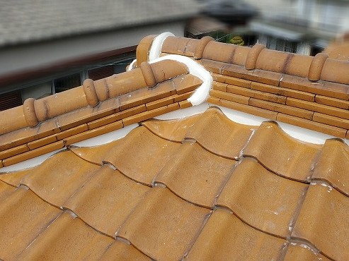 真っ白な漆喰と釉薬瓦のコントラスト