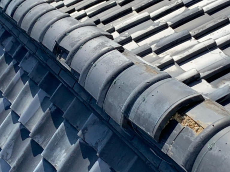 葺き土が露出し雨漏りの可能性がある棟瓦