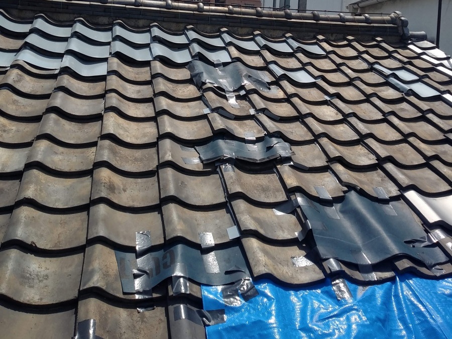 応急処置された瓦屋根