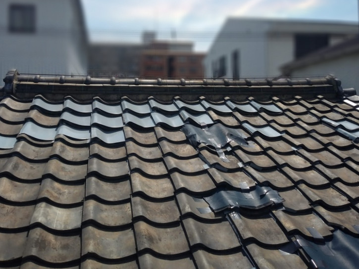 葺き替え工事前の瓦屋根
