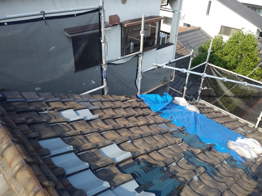 台風被害を受けた応急処置がなされた屋根