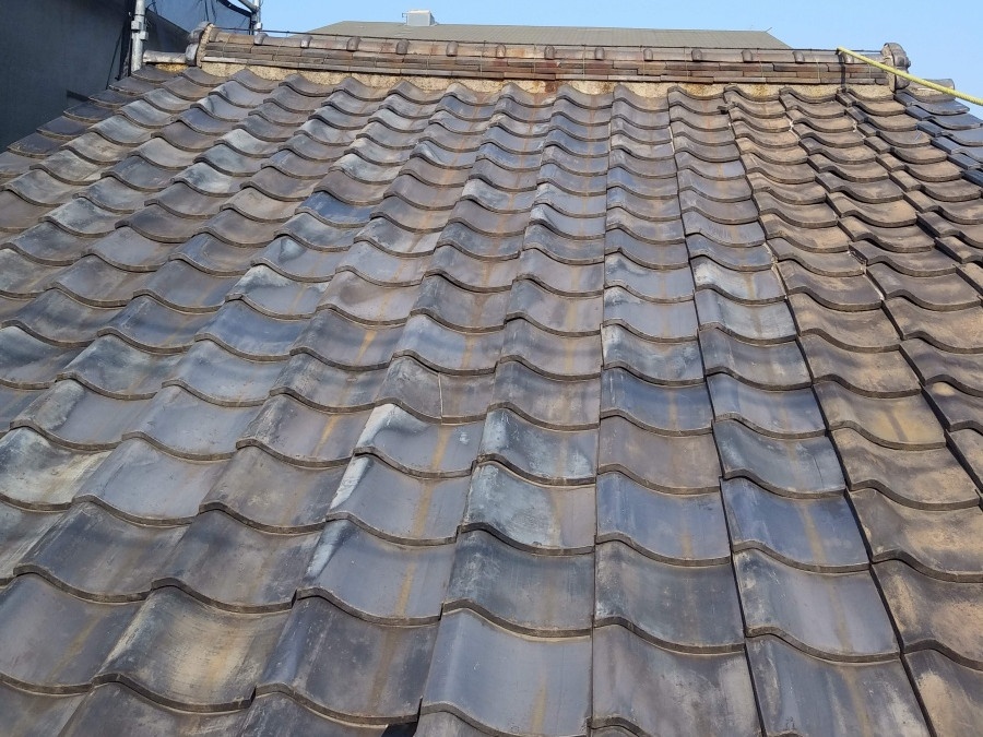 劣化が表れている瓦屋根