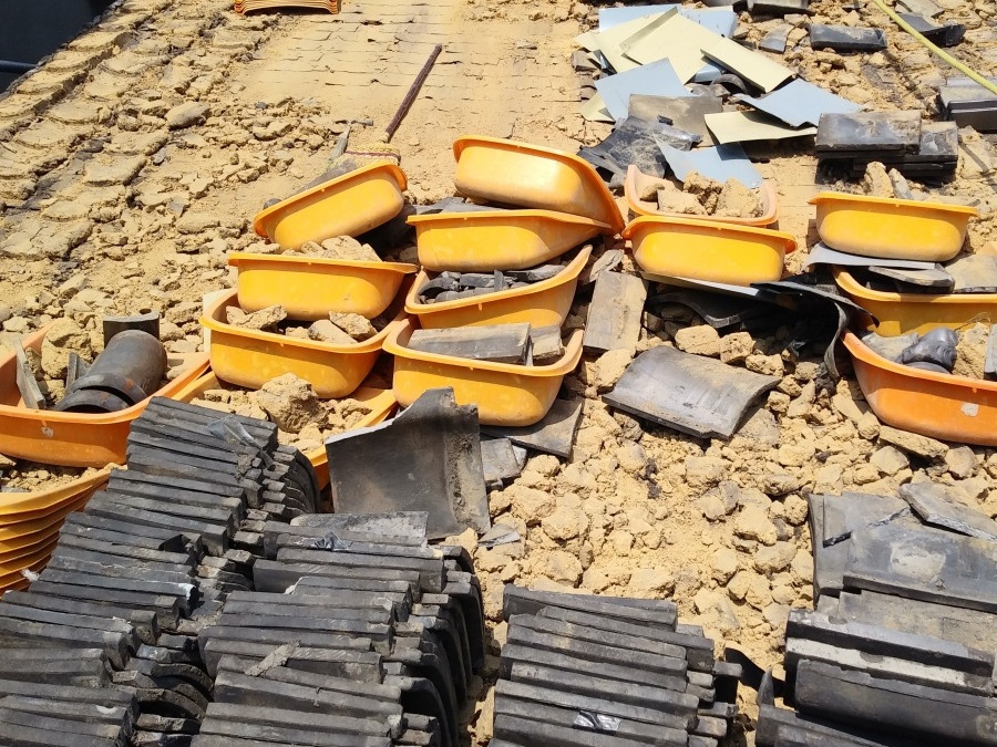 葺き土と瓦の撤去中