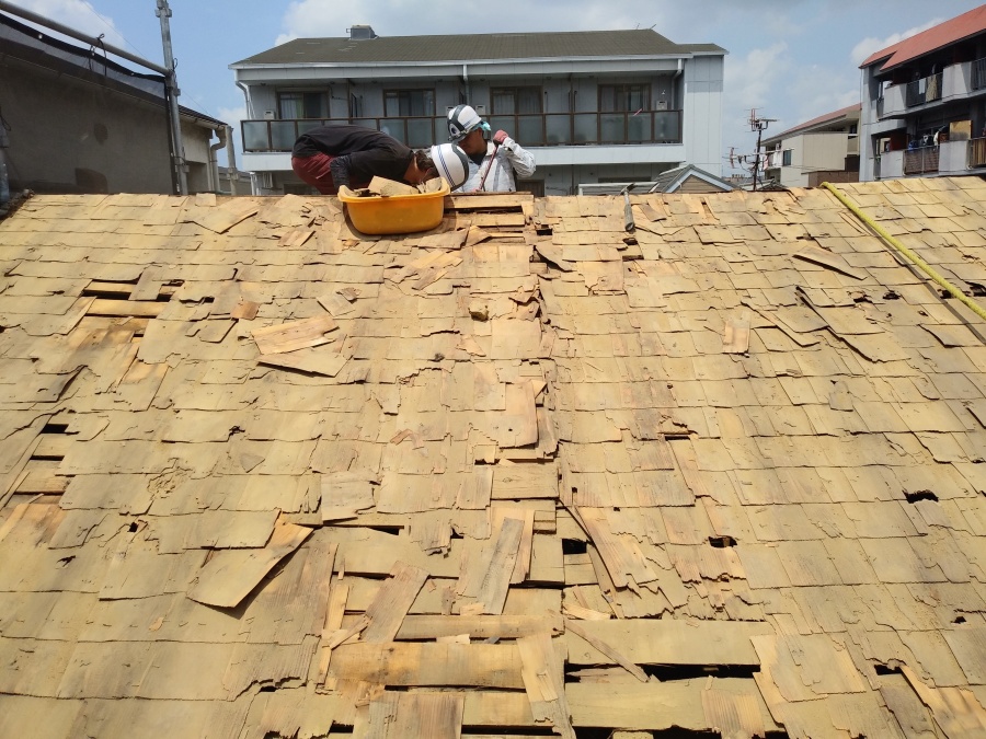 屋根下地の調整作業中