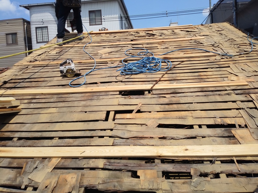 垂木で屋根下地を整えています