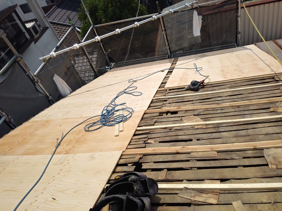 野地板を張っています