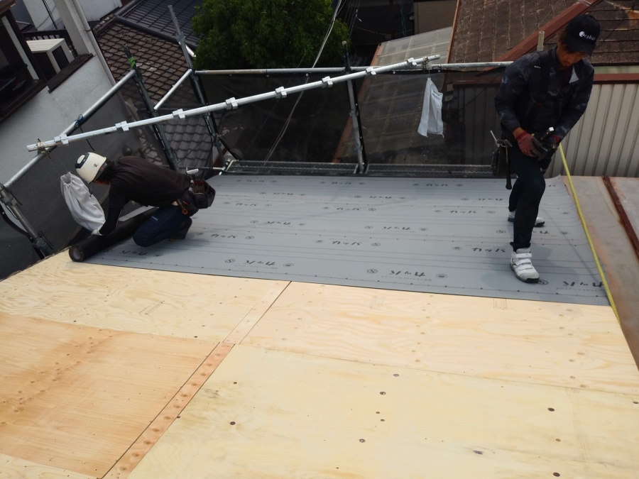 野地板の上からルーフィング張りしています