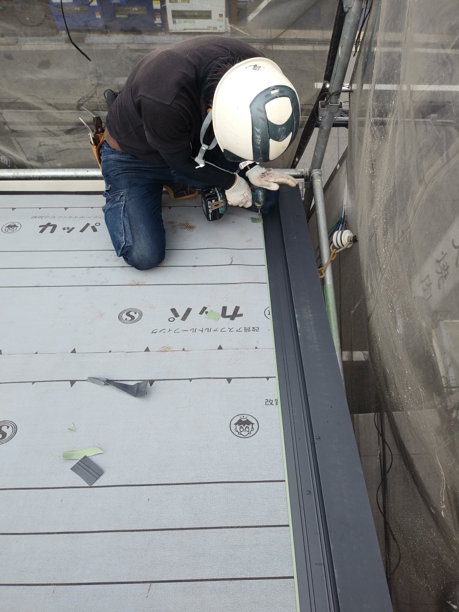 水切り板金を施工中