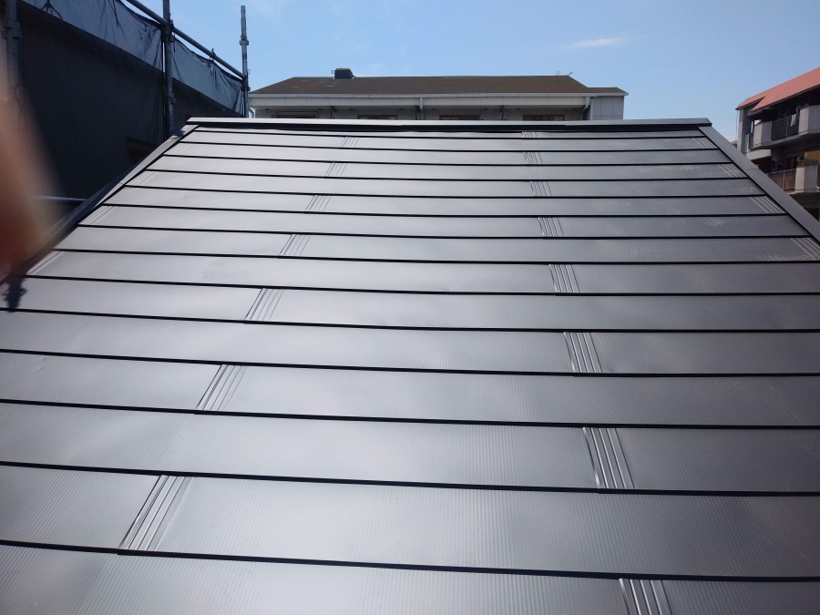 葺き替え直後のガルバリウム鋼板