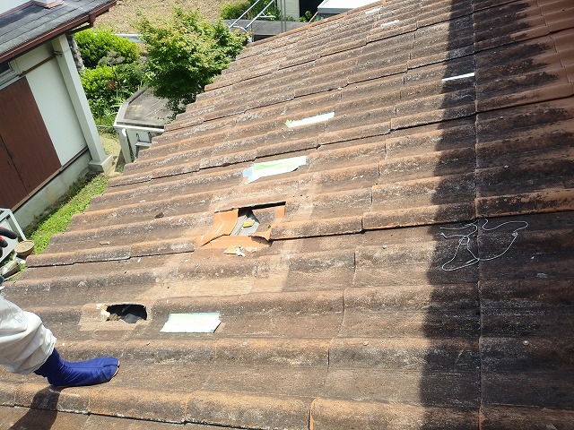 至る所に割れが生じたセキスイかわらUの屋根