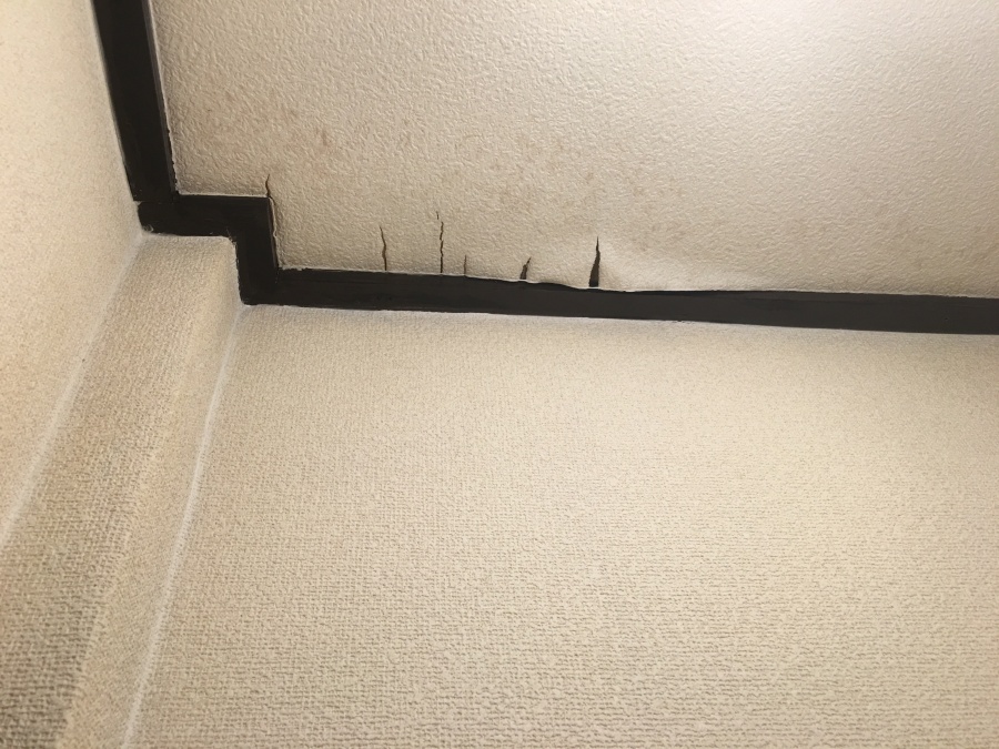雨漏りによって剥がれかけた天井クロス