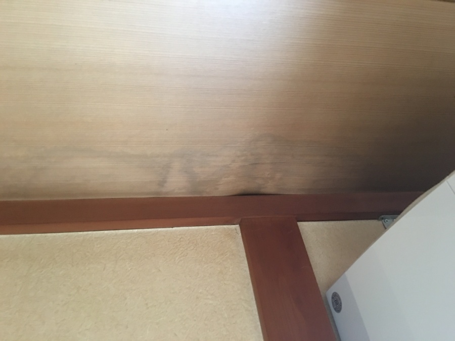 雨漏りによってたわんだ天井板