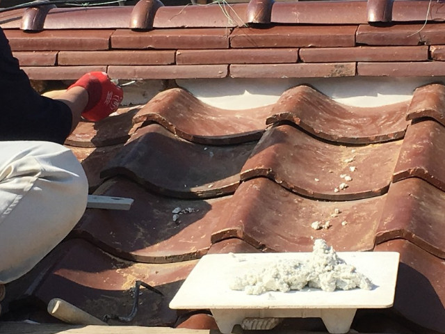 面戸漆喰の詰め直し中