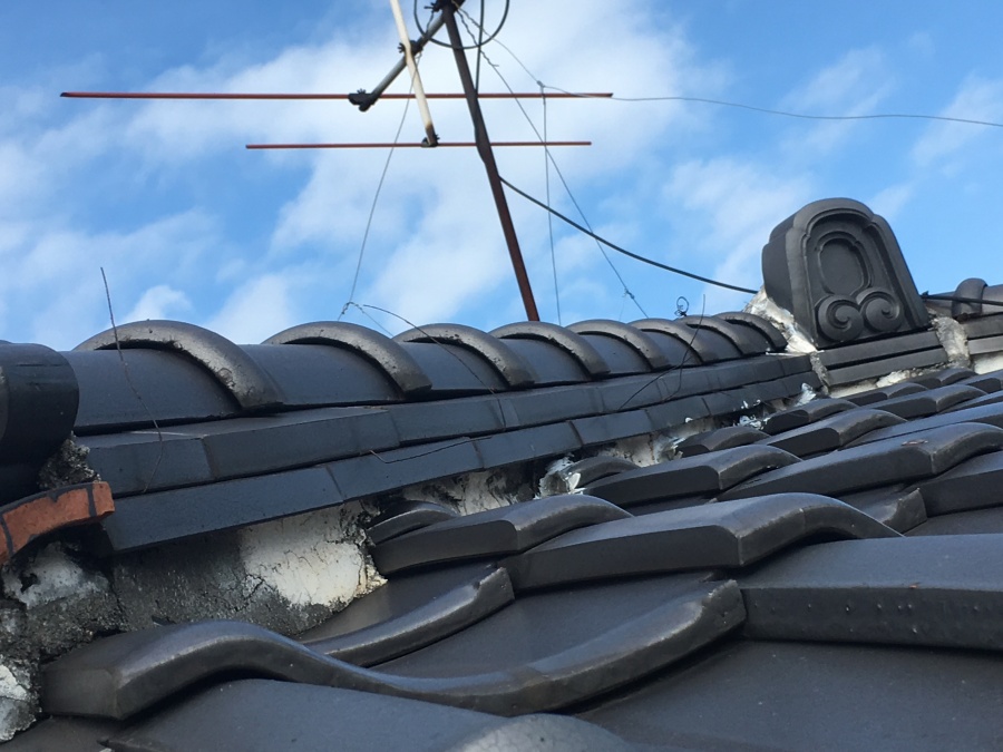 経年劣化で剥がれかけた棟の漆喰