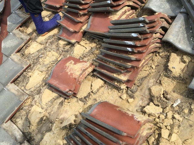 解体中の瓦屋根