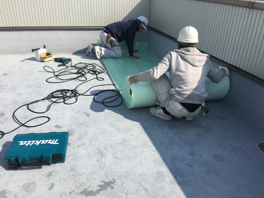 大阪市旭区で屋上防水工事　マット敷設