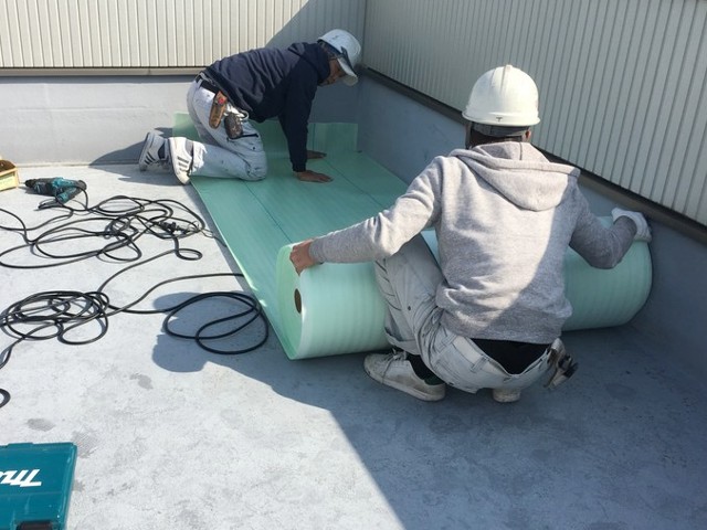 絶縁シートの敷設