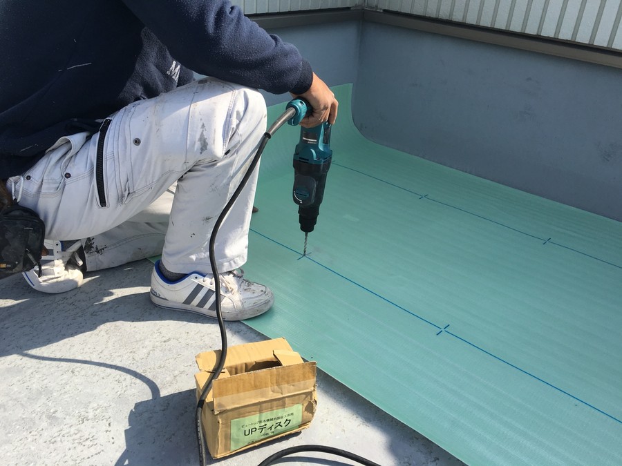 大阪市旭区で屋上防水工事　アンカー作業