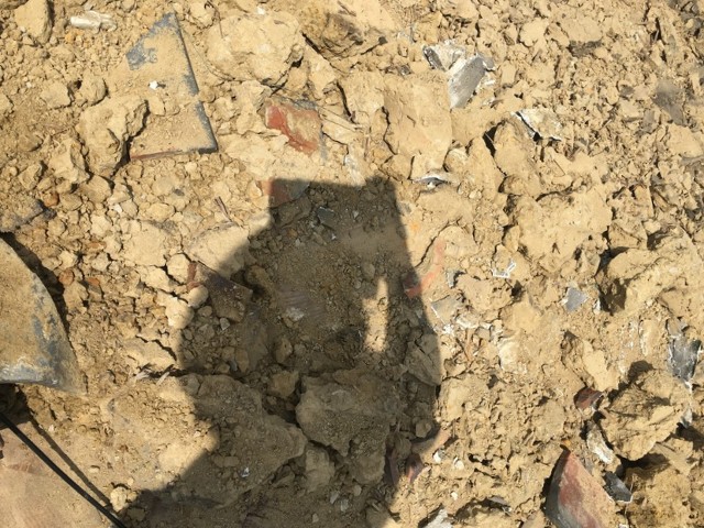 瓦の下から出てきた古い葺き土