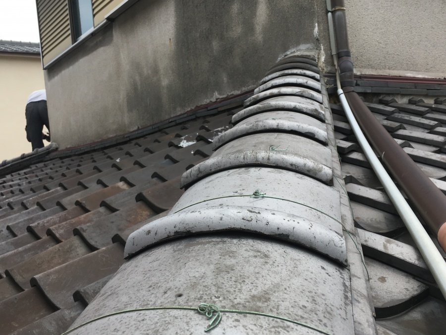 劣化した瓦屋根と下り棟