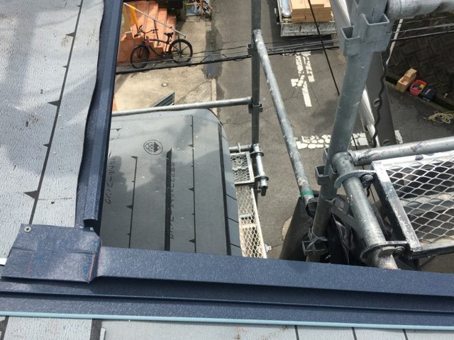 屋根端に設置した水切り板金