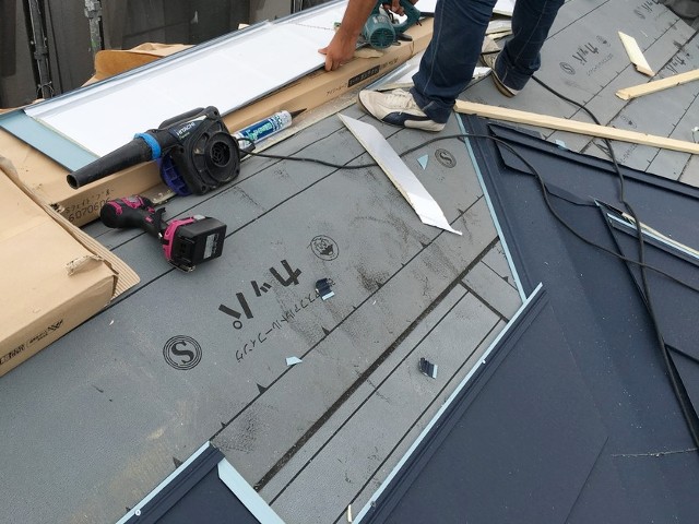 屋根にガルテクトを施工中