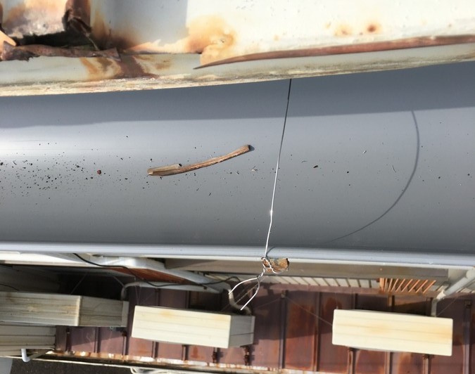 ステンレス番線で固定した雨どい