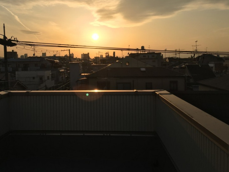 工事後の陸屋根と夕焼け