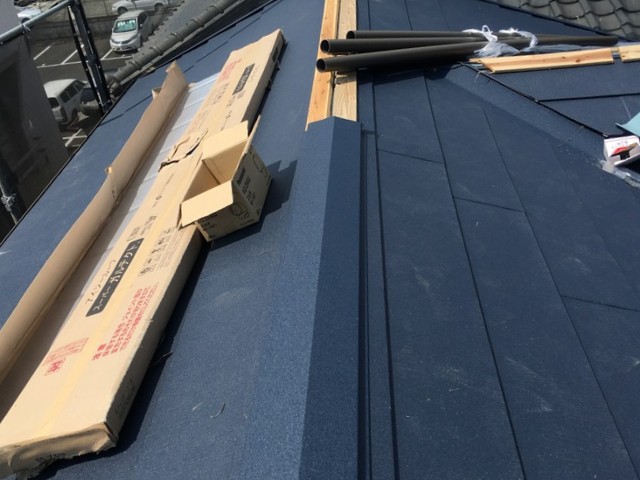 棟板金の施工中